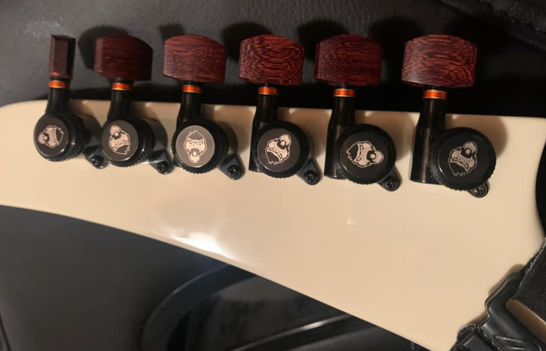 Gibson Explorer with 6-String (6l) Monkey Locks - Locking Tuners Schwarz inkl. orangen Alu Distanz Ringen